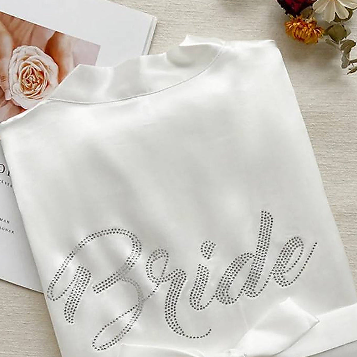 Le mot Bride en strass, bas dans le dos au-dessus de la ceinture