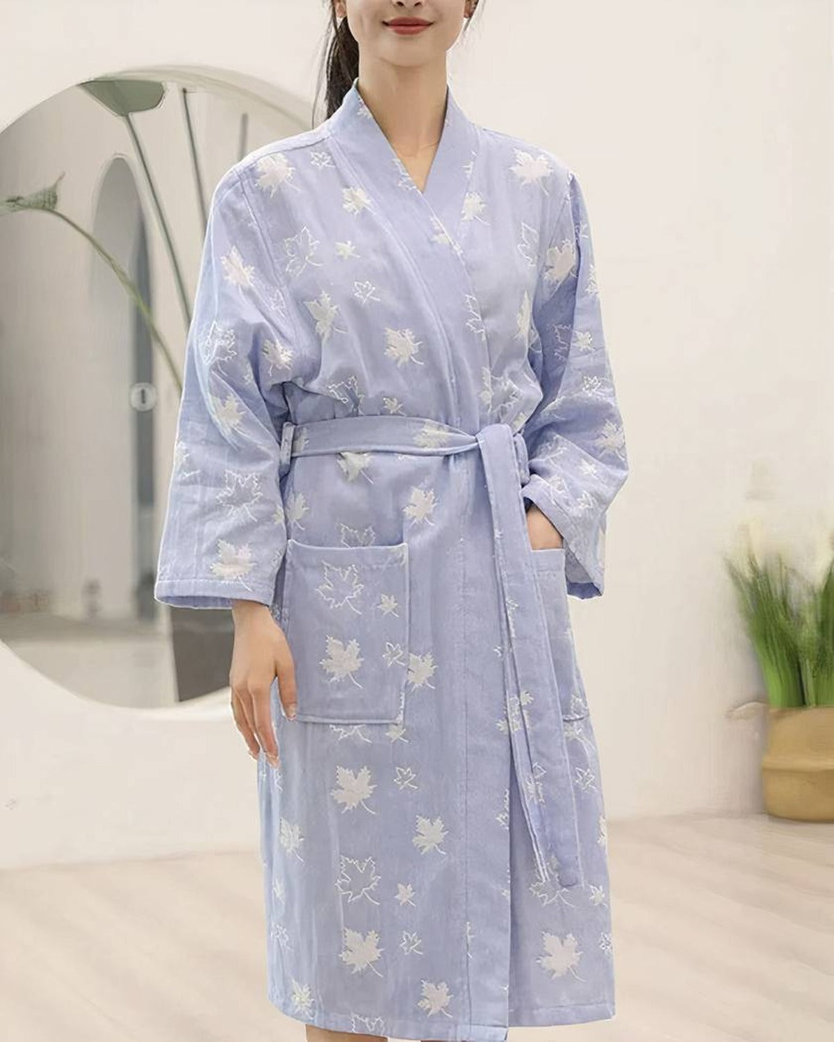 Peignoir bleu a motifs feuilles, modele portant le produit, photo fournisseur