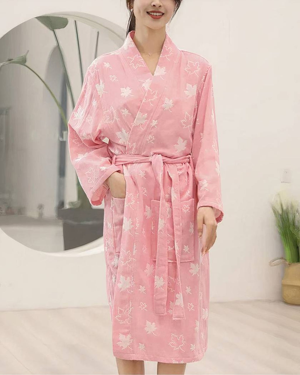 Peignoir rose a motifs feuilles, modele portant le produit, photo fournisseur