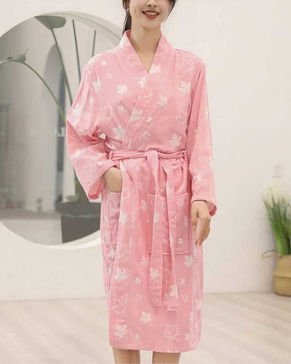 Peignoir rose a motifs feuilles, modele portant le produit, photo fournisseur