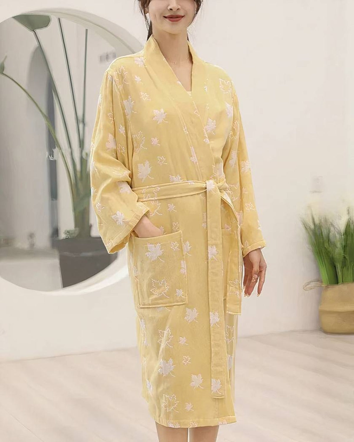 Peignoir jaune a motifs feuilles, modele portant le produit, photo fournisseur