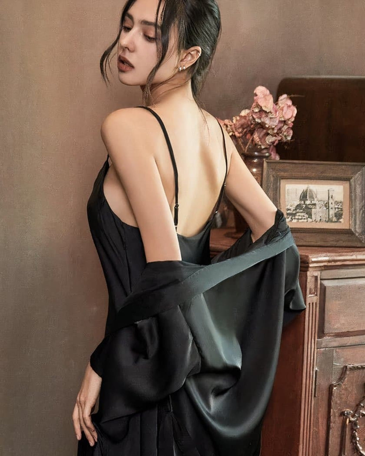 Nuisette courte noire en satin, vue de dos, bretelles ajustables, détail