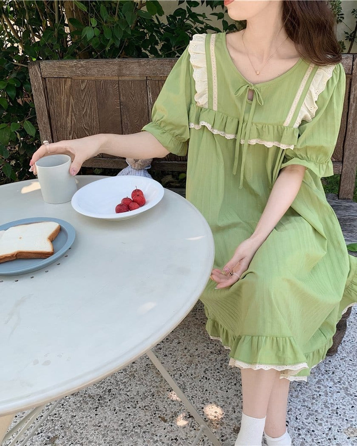 Ambiance romantique en exterieur avec la nuisette verte en coton et une table de jardin