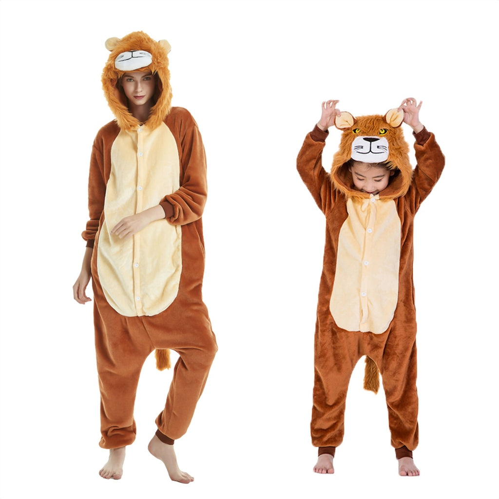 Combinaison pyjama lion brun, taille adulte et taille enfant cote a cote