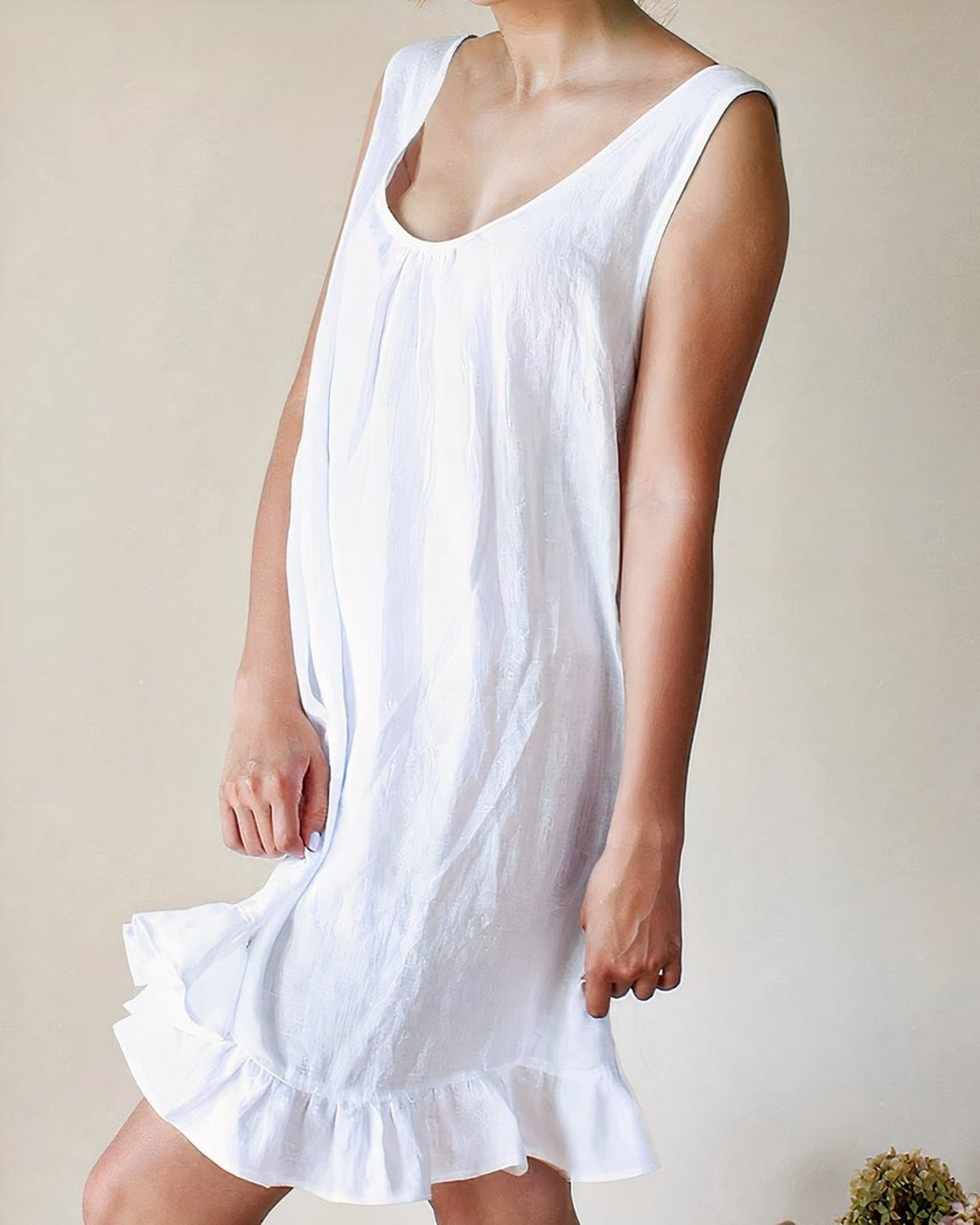 Nuisette en coton blanc sans manche a col rond, portee, vue de face en pied