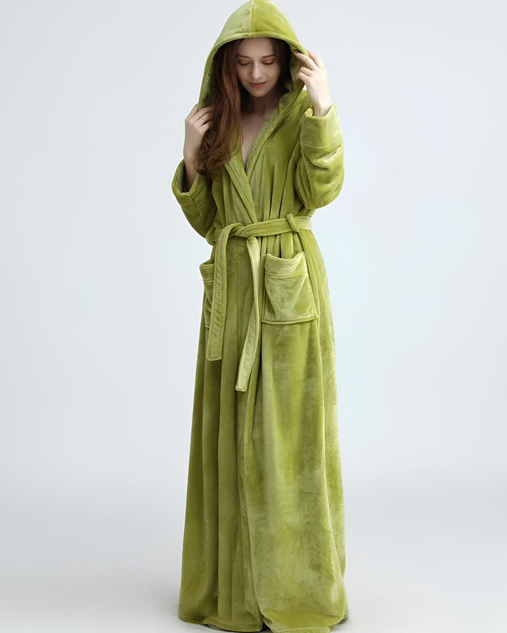 Le peignoir en vert olive, capuche relevée