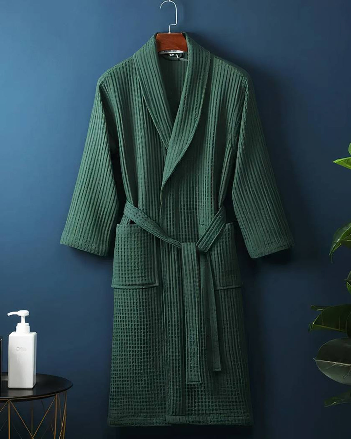 Peignoir de bain long en coton gaufré vert sapin, col châle et ceinture à passants