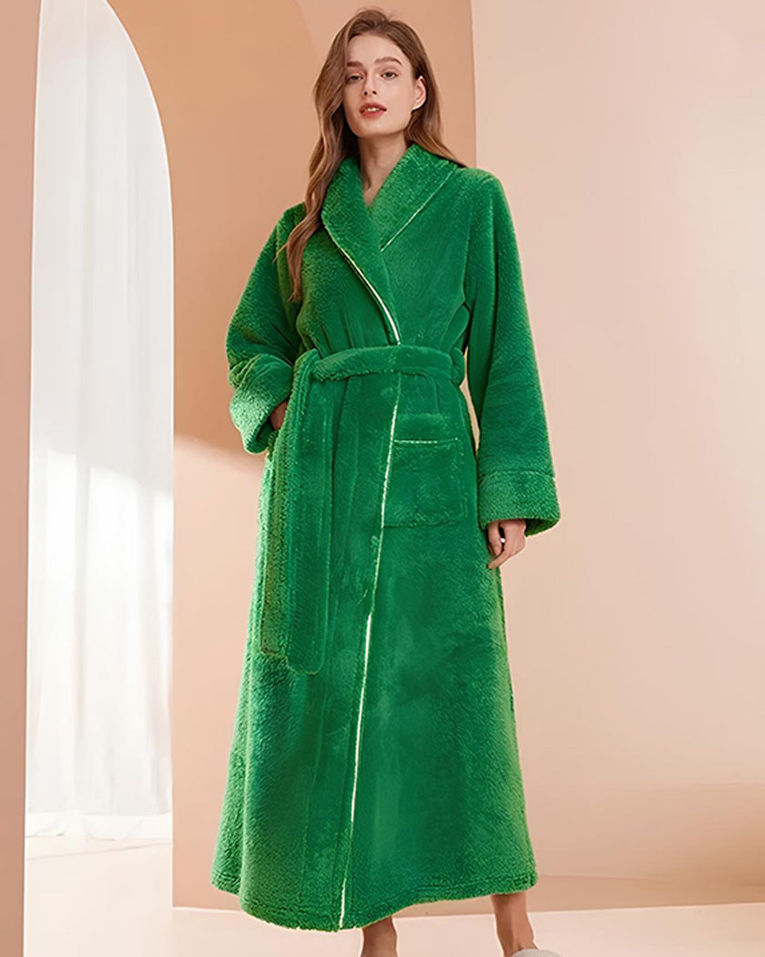Coloris vert sapin du peignoir polaire à texture d'éponge, porté en pied