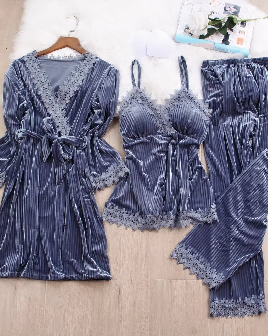 Les trois pièces du pyjama en velours bleu ardoise