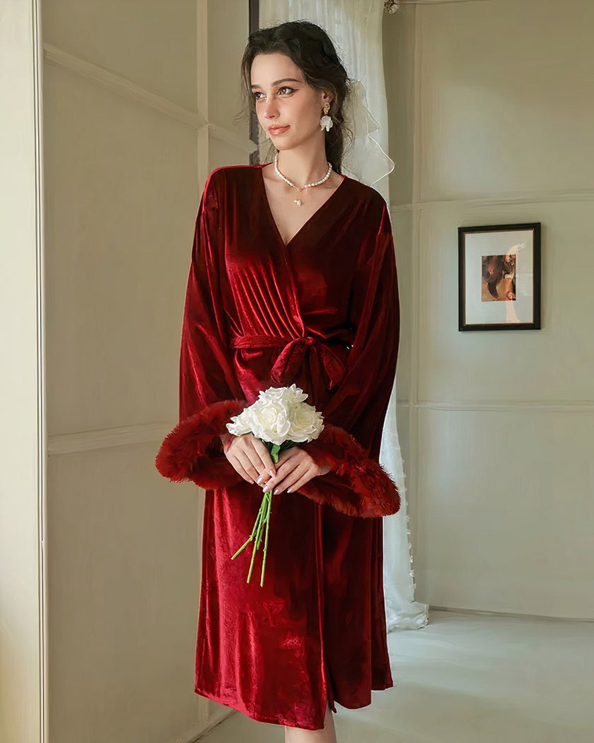 La robe de chambre en velours rouge portée debout, croisée et nouée