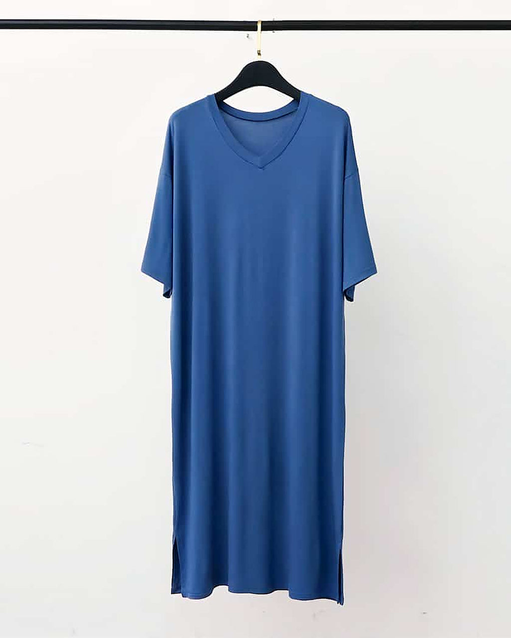 La chemise de nuit bleue vue de face, col en V et manches courtes