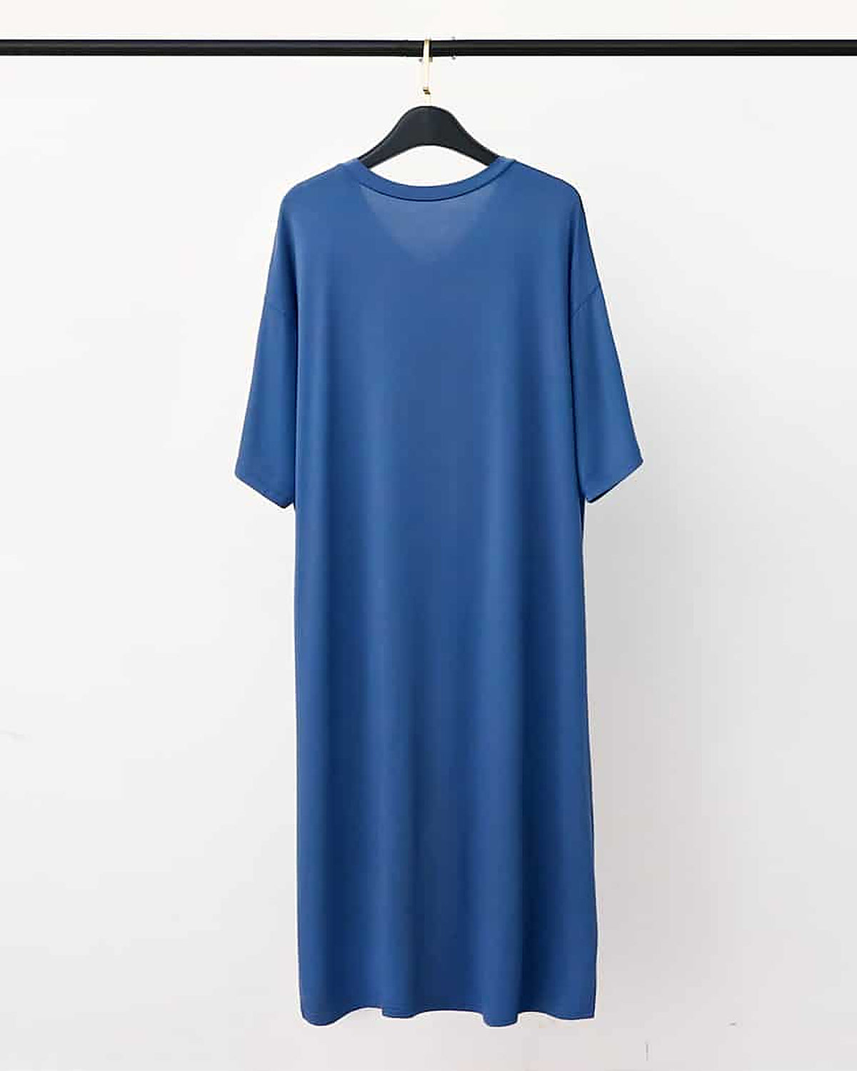 Le dos de la chemise de nuit bleue et son encolure ronde