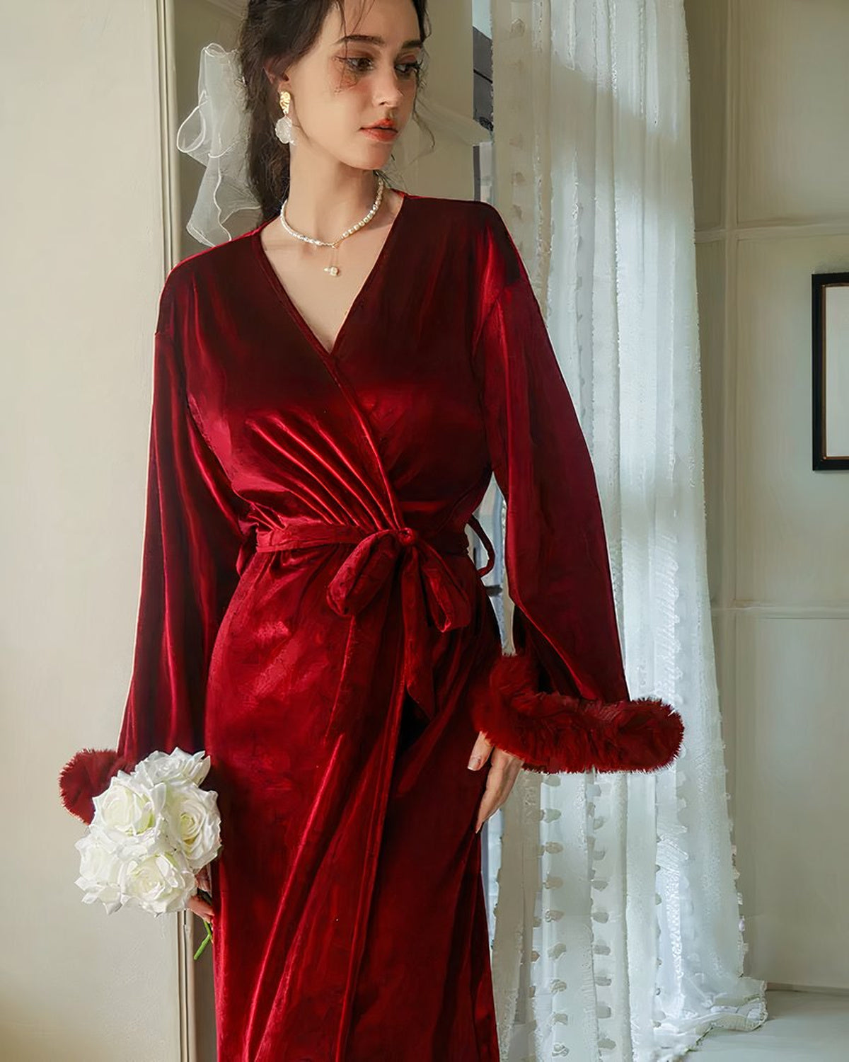 La robe de chambre en velours rouge de trois quarts, ceinture nouée