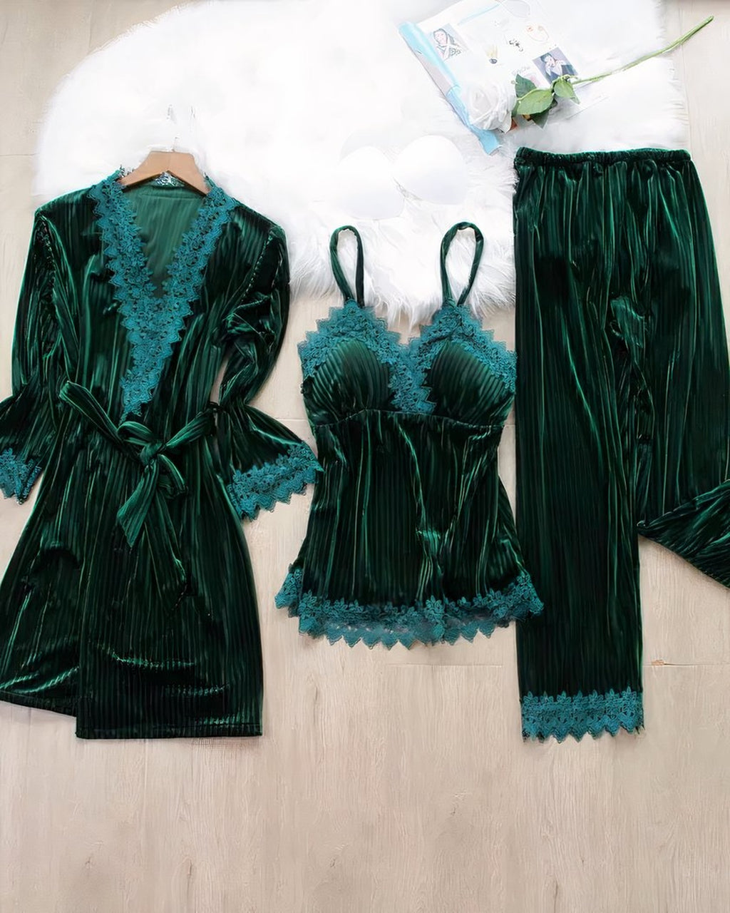 Les trois pièces du pyjama en velours vert sapin