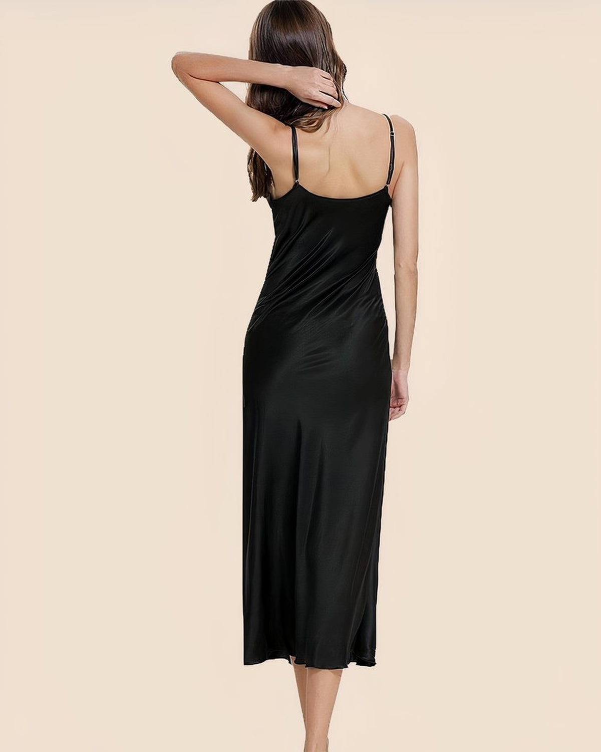 Nuisette longue en satin noir vue de dos, encolure échancrée