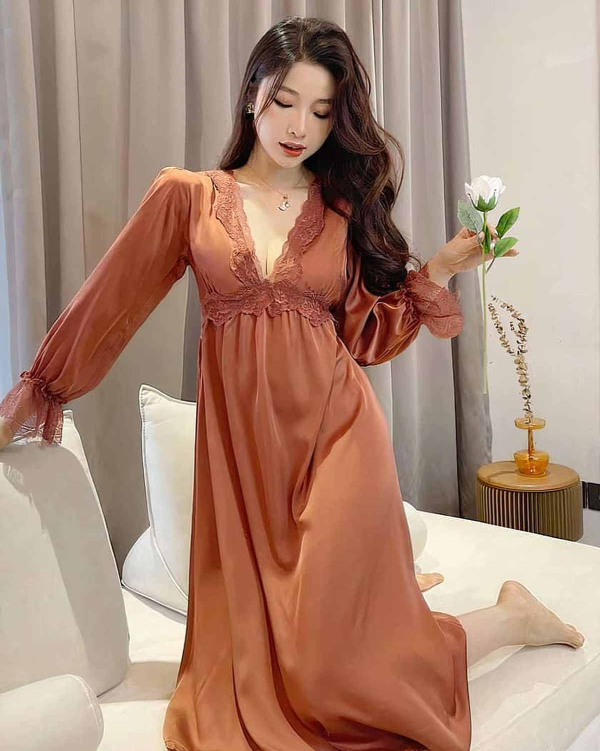 Chemise de nuit longue en satin caramel portée, vue de face, manches bouffantes