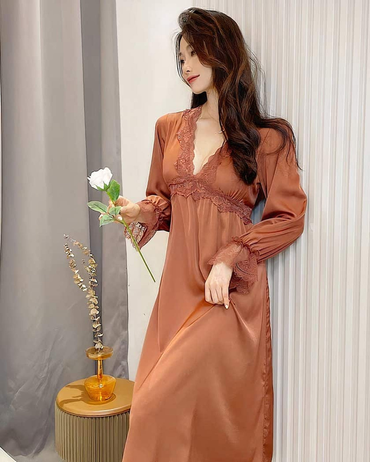 Chemise de nuit longue en satin caramel portée de profil, longueur cheville
