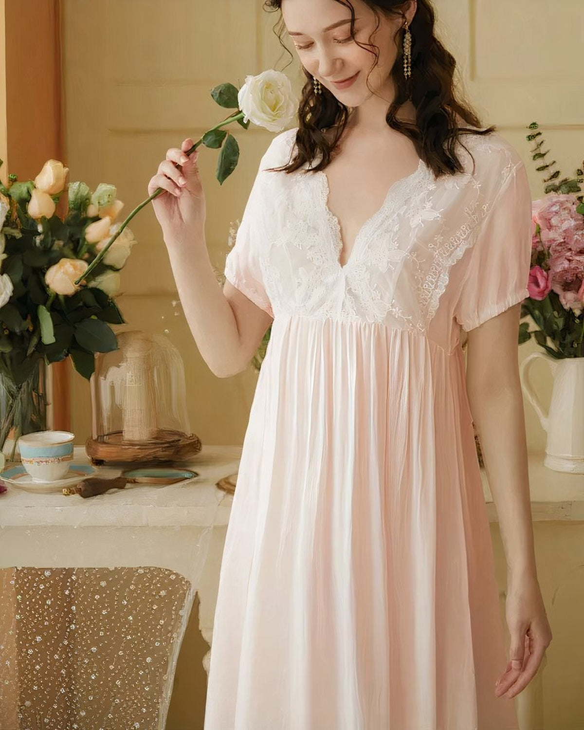 Chemise de nuit rose portée de trois quarts, plastron de dentelle et jupe ample