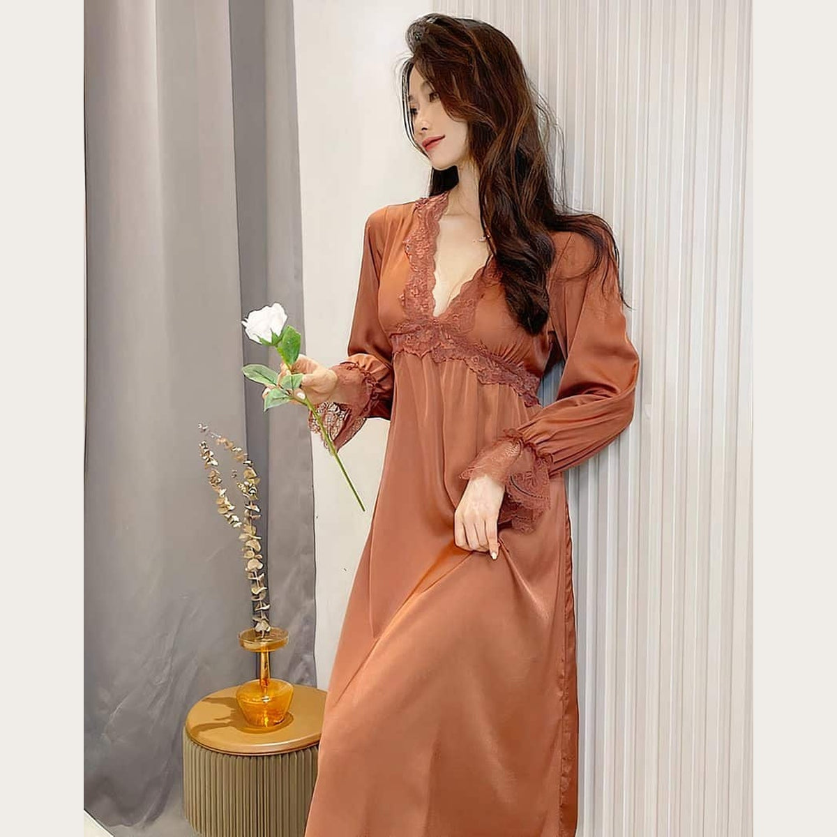 Chemise de nuit longue en satin caramel portée en entier, longueur cheville