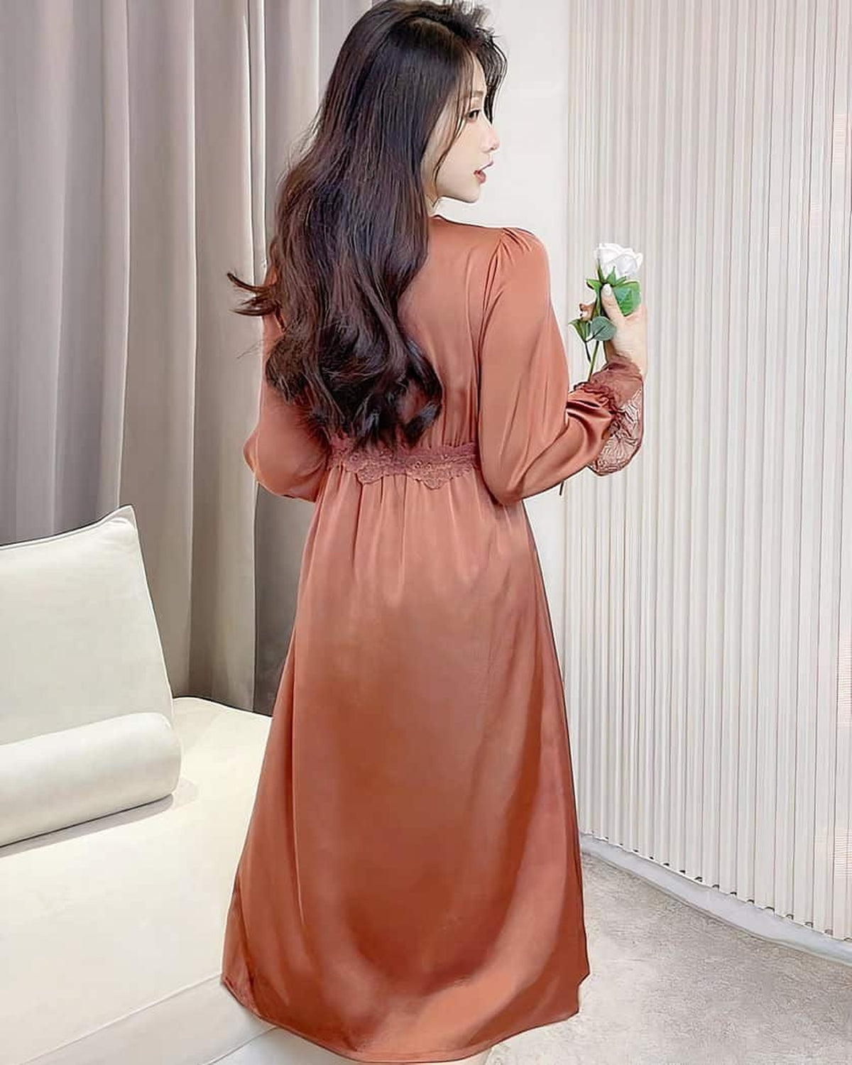 Chemise de nuit longue en satin caramel vue de dos, dentelle à la taille empire