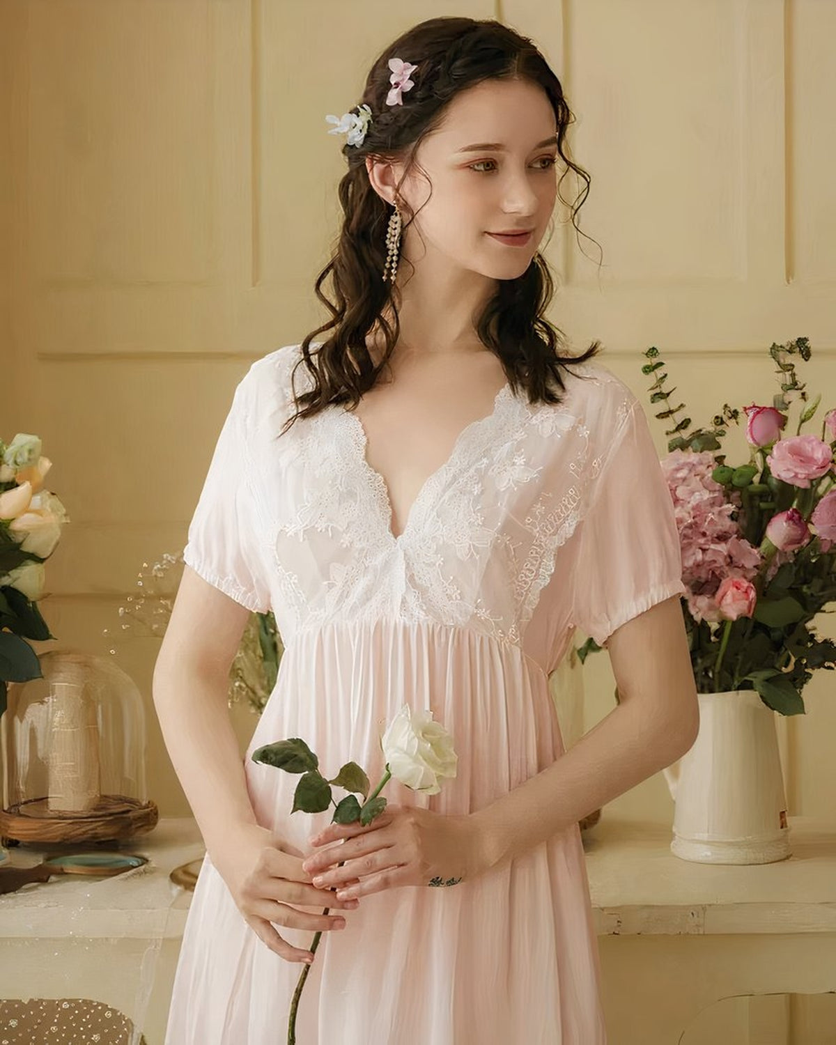 Buste de la chemise de nuit rose, décolleté en V bordé de dentelle festonnée