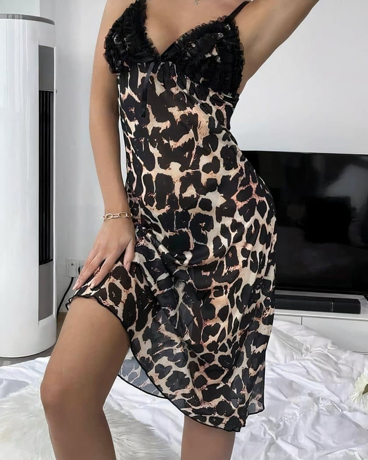 Nuisette léopard portée seule, décolleté à volant noir et longueur genou
