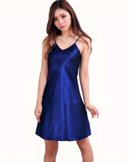 On voit une femme d'origine asiatique qui porte une nuisette n satin bleu marine, bleu profond, bleu nuit. Elle a les cheveux longs et est mince.