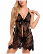 Photo d'une femme portant une nuisette noire en voile transparent et dentelle avec la main sur la l'épaule.