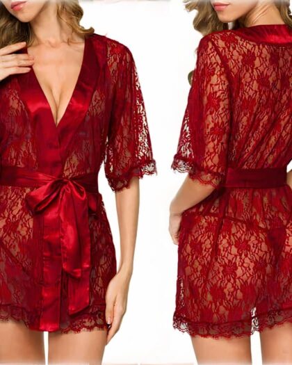 Femme portant une Nuisette courte sexy en dentelle transparente et string assorti de couleur rouge sur fond blanc.