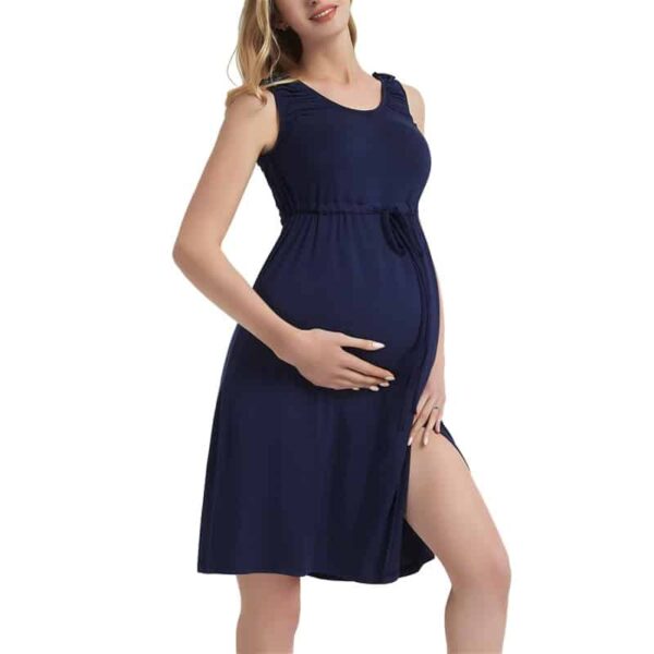 On voit une jolie femme enceinte qui porte une nuisette de grossesse et d'allaitement bleu nuit.