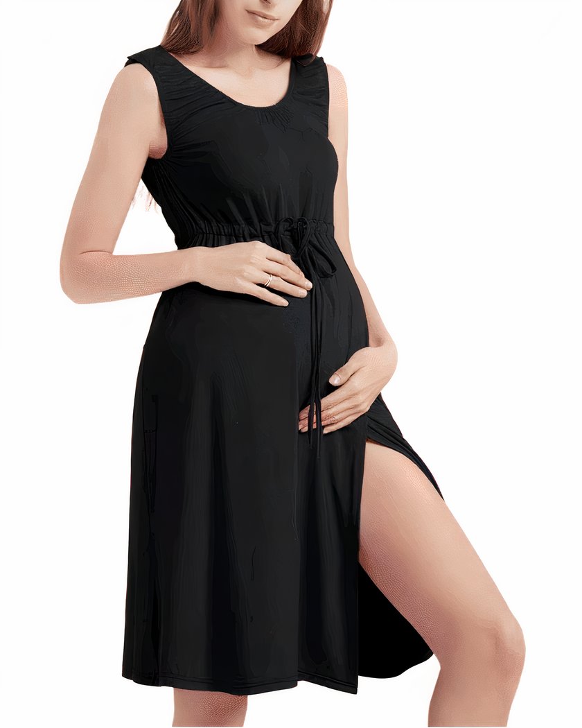 On voit une femme enceinte qui porte une nuisette noire ceinturée et boutonnée sur le long.