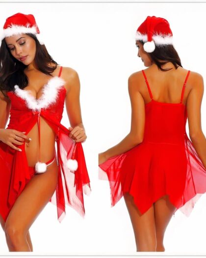 Photo d'une femme portant une nuisette rouge transparente asymétrique avec de la fausse fourrure blanche sur le décolleté et un chapeau de père noel