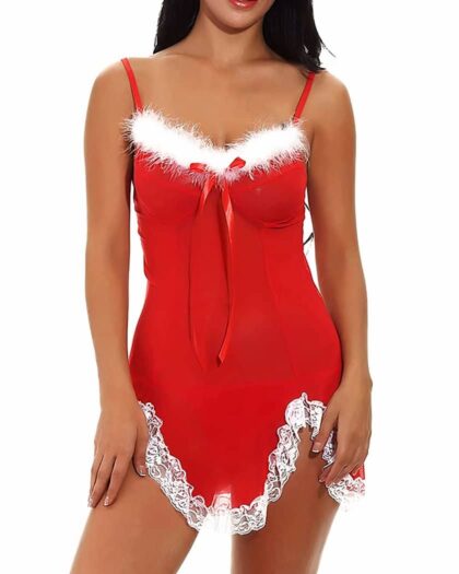 Femme portant une nuisette de noel rouge fendu asymétrique avec de la fausse fourrure blanche sur le décolleté et de la dentelle en bas.