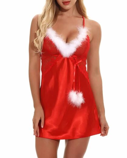 Femme portant une nuisette de noel en satin rouge avec la bord du décolleté fausse fourrure blanche et des pompons