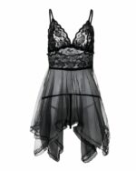 Nuisette en dentelle noire sur fond blanc