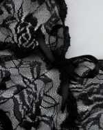 Buste d'une nuisette en dentelle noire