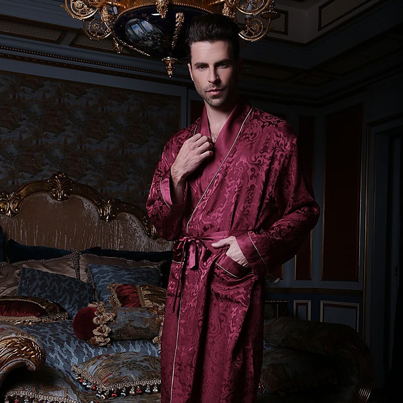 Homme brun qui porte une nuisette rouge a motif