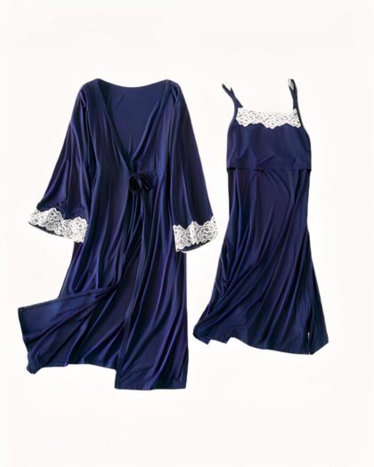 On voit un ensemble de lingerie de nuit comprenant un déshabillé ou kimono bleu marine et sa nuisette de maternité assortie.