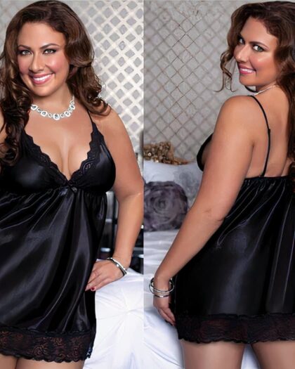 Femme souriante brune de face et de dos portant une nuisette noire grande taille courte pour femme dans une chambre.