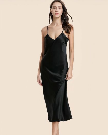 Femme qui porte une nuisette longue en satin de couleur noire