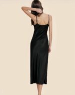 Nuisette noire en satin à bretelle fine