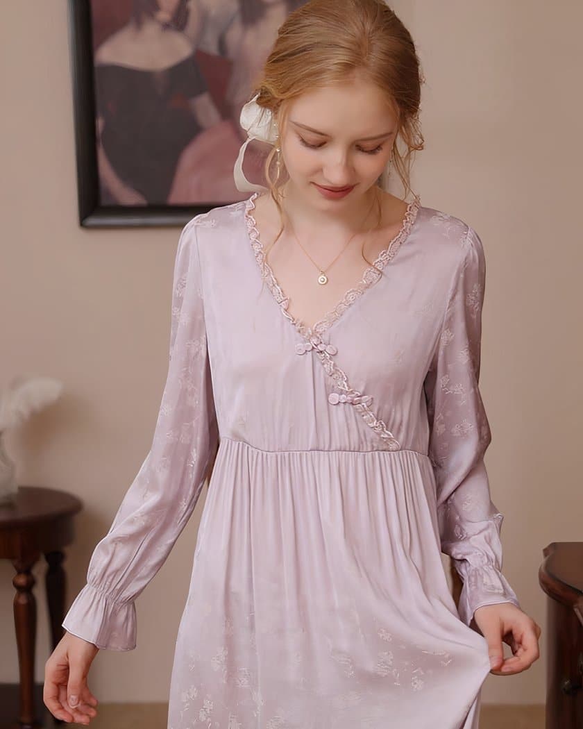 Femme dans une chambre portant une chemise de nuit rose en coton, cache coeur