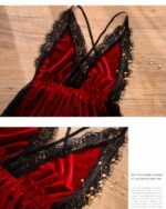 Nuisette rouge en velours fendue avec dentelle noire fleurie