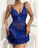 Photo d'une femme portant une nuisette transparente en dentelle bleu.