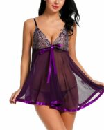Photo d'une femme portant une nuisette violette en voile transparente avec une finition en satin en bas et des bonnets en dentelle.