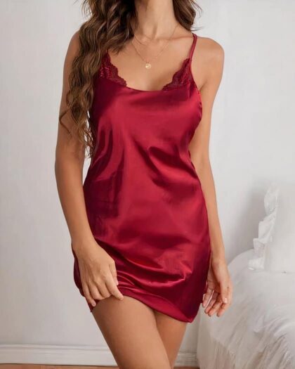 Femme portant une nuisette en soie rouge.