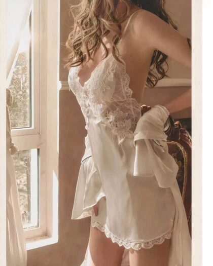 Femme portant une nuisette de soie blanche glacée.