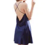 Femme de dos portant une nuisette bleue avec des bretelles croisées dans le dos