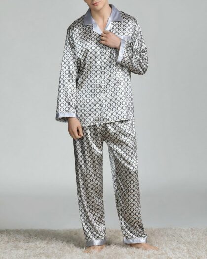Nuisette homme de couleur grise avec des motifs noires, portée par un homme debout sur un tapis blanc
