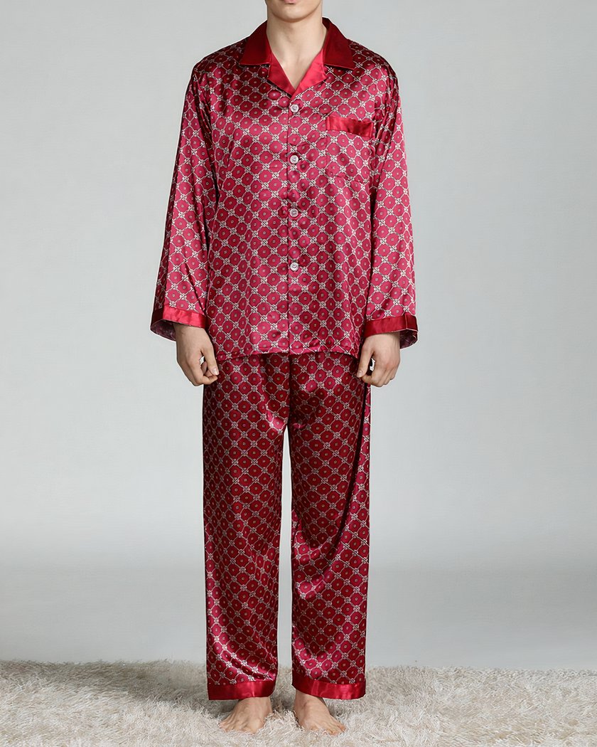 Téléchargement (17) Nuisette homme de couleur rouge avec des motifs ovales, portée par un homme debout sur un tapis blanc